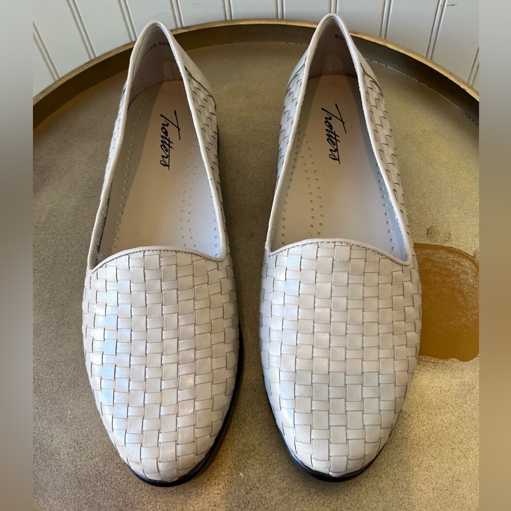TROTTERS LIZ WOVEN LOAFER IN WHITE LEATHER. SIZE: 6W. NEW WITHOUT TAGS OR BOX